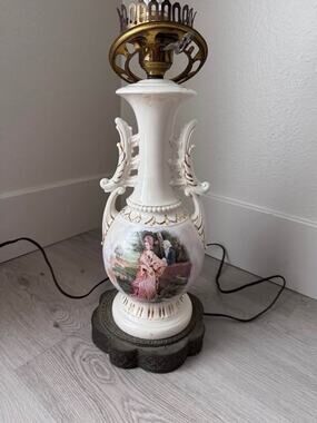 Vintage Urn Style Hand-painted George Martha Colonial Porcelain Table Lamp